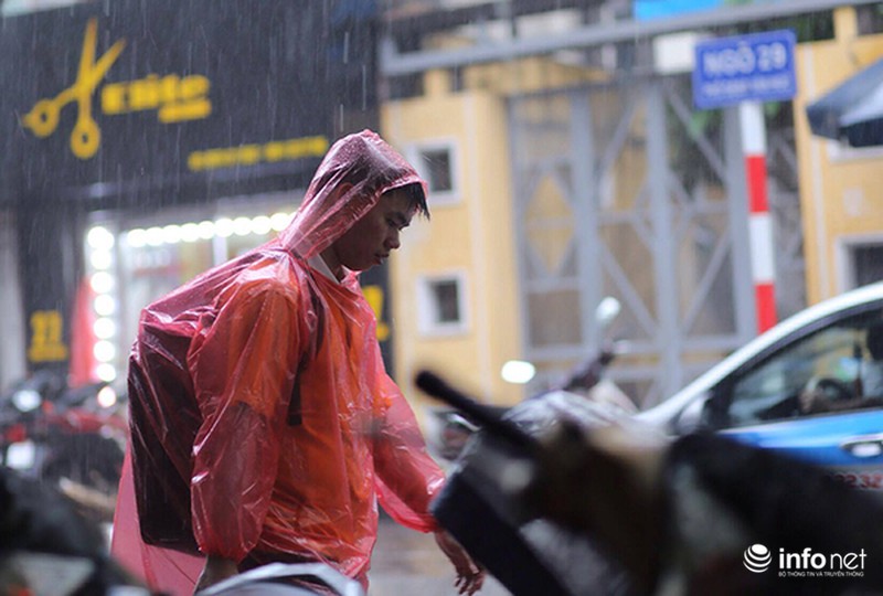 Hà Nội: Gần 10h sáng, người đi đường vẫn phải bật đèn pha - ảnh 9