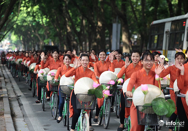 Bất ngờ gặp hàng trăm thiếu nữ mặc áo dài truyền thống trên phố Hà Nội - ảnh 1