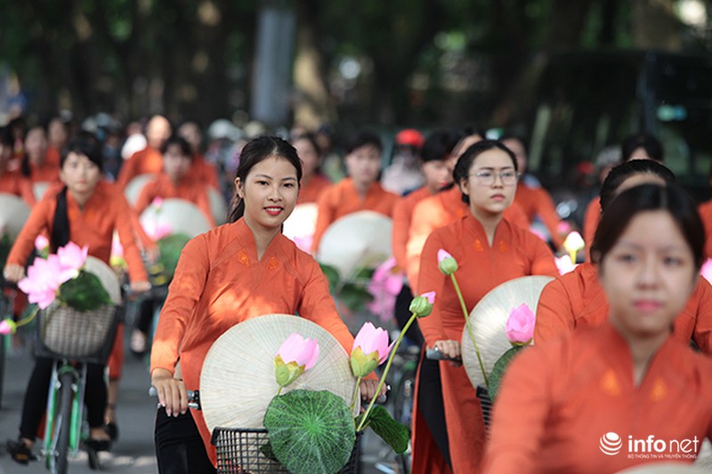 Bất ngờ gặp hàng trăm thiếu nữ mặc áo dài truyền thống trên phố Hà Nội - ảnh 2