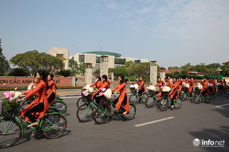 Bất ngờ gặp hàng trăm thiếu nữ mặc áo dài truyền thống trên phố Hà Nội - ảnh 3