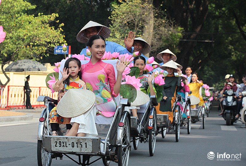 Bất ngờ gặp hàng trăm thiếu nữ mặc áo dài truyền thống trên phố Hà Nội - ảnh 4