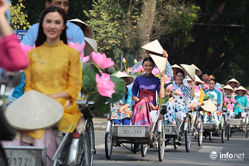 Bất ngờ gặp hàng trăm thiếu nữ mặc áo dài truyền thống trên phố Hà Nội - ảnh 5