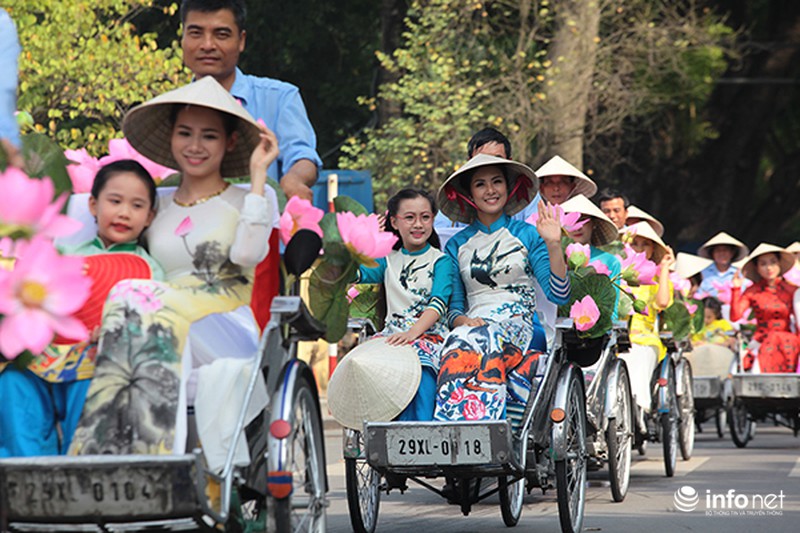 Bất ngờ gặp hàng trăm thiếu nữ mặc áo dài truyền thống trên phố Hà Nội - ảnh 6