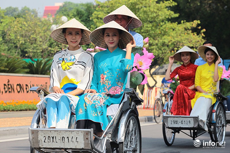 Bất ngờ gặp hàng trăm thiếu nữ mặc áo dài truyền thống trên phố Hà Nội - ảnh 7