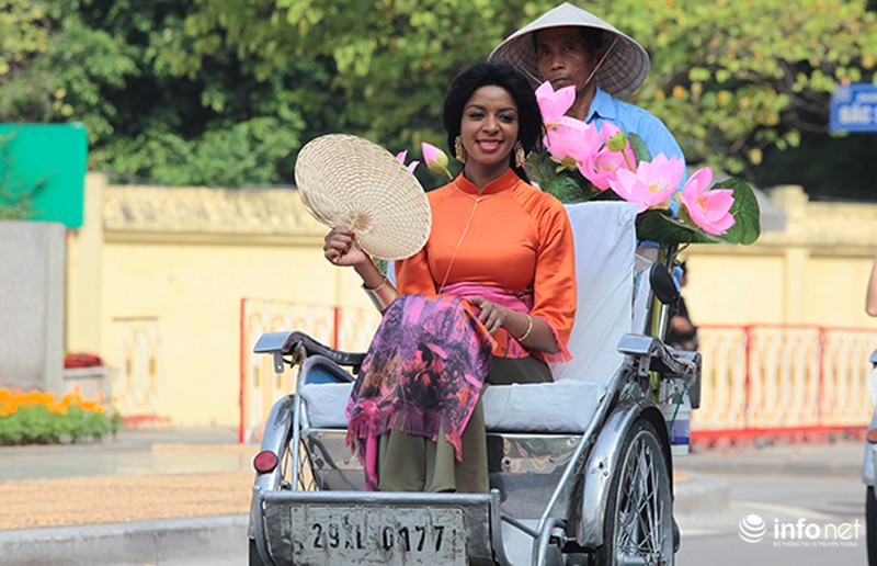 Bất ngờ gặp hàng trăm thiếu nữ mặc áo dài truyền thống trên phố Hà Nội - ảnh 8