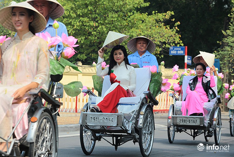 Bất ngờ gặp hàng trăm thiếu nữ mặc áo dài truyền thống trên phố Hà Nội - ảnh 9