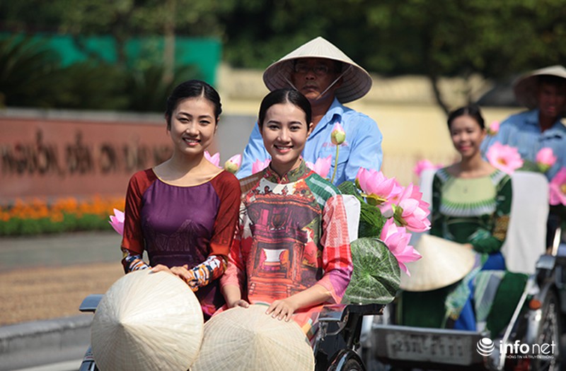 Bất ngờ gặp hàng trăm thiếu nữ mặc áo dài truyền thống trên phố Hà Nội - ảnh 10