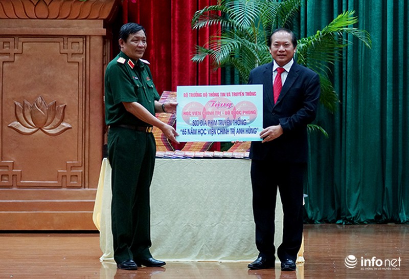 Bộ trưởng Trương Minh Tuấn tặng phim tư liệu cho Học viện Chính trị - ảnh 1