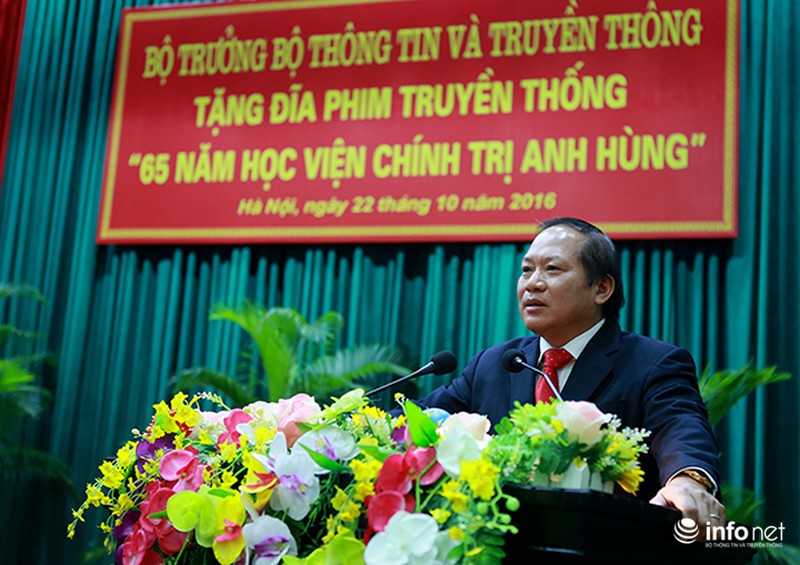 Bộ trưởng Trương Minh Tuấn tặng phim tư liệu cho Học viện Chính trị - ảnh 2