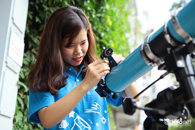 Ngắm siêu trăng qua kính thiên văn tự chế từ... vỏ lon nước - ảnh 4