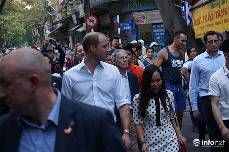 Hoàng tử Anh đi dạo phố Hà Nội, ghé cà phê vỉa hè - ảnh 1