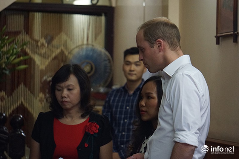 Hoàng tử Anh đi dạo phố Hà Nội, ghé cà phê vỉa hè - ảnh 3