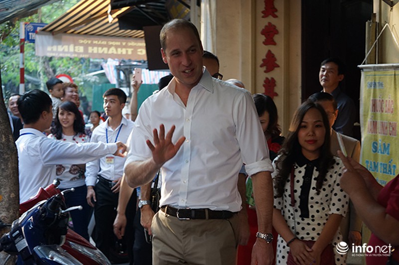 Hoàng tử Anh đi dạo phố Hà Nội, ghé cà phê vỉa hè - ảnh 2