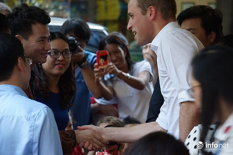 Hoàng tử Anh đi dạo phố Hà Nội, ghé cà phê vỉa hè - ảnh 4