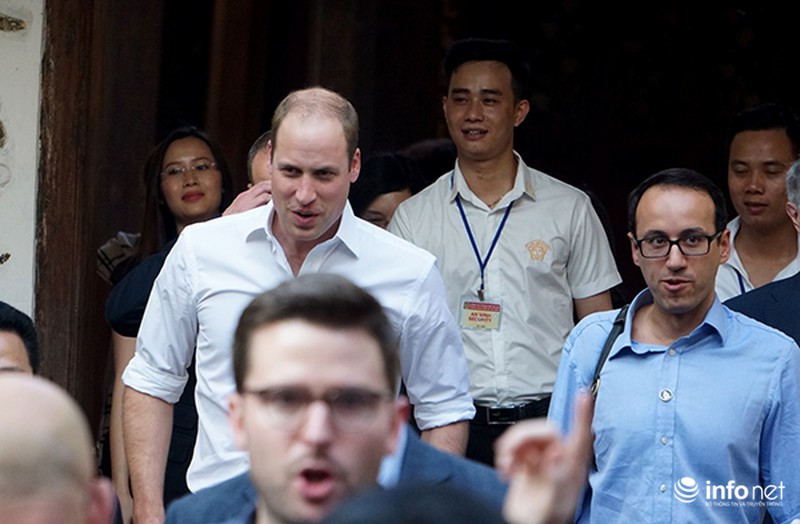 Hoàng tử Anh đi dạo phố Hà Nội, ghé cà phê vỉa hè - ảnh 7