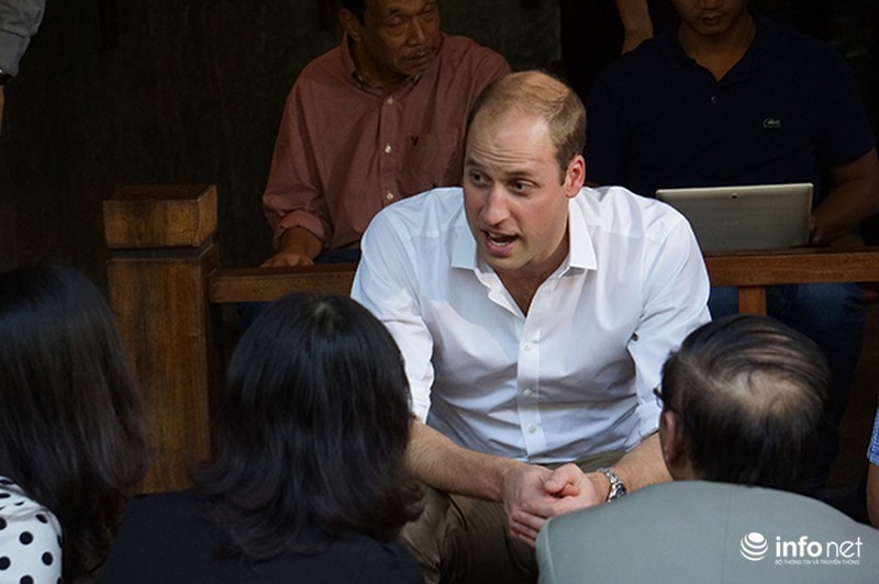 Hoàng tử Anh đi dạo phố Hà Nội, ghé cà phê vỉa hè - ảnh 6