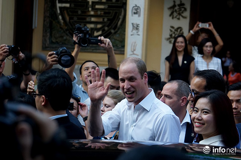 Hoàng tử Anh đi dạo phố Hà Nội, ghé cà phê vỉa hè - ảnh 10