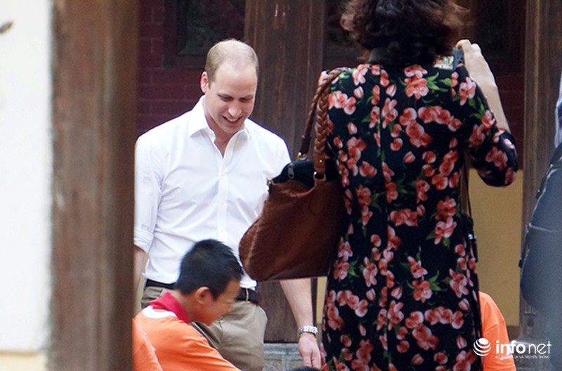 Hoàng tử Anh đi dạo phố Hà Nội, ghé cà phê vỉa hè - ảnh 8