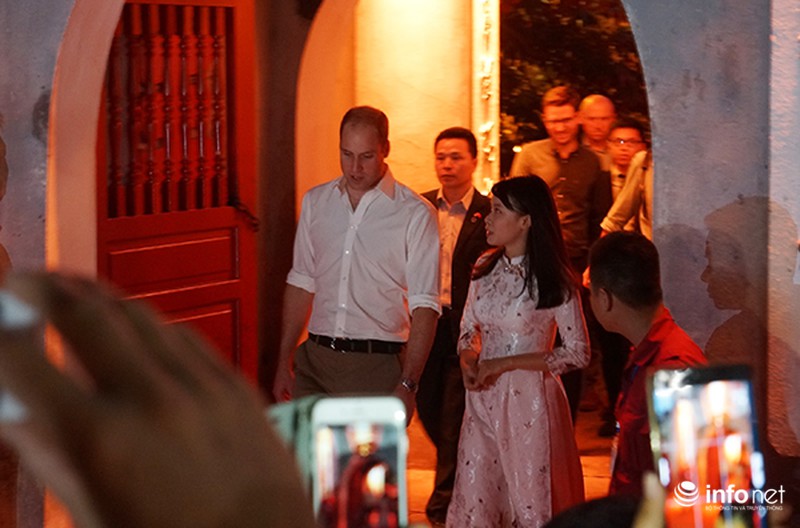 Hoàng tử Anh đi dạo phố Hà Nội, ghé cà phê vỉa hè - ảnh 9