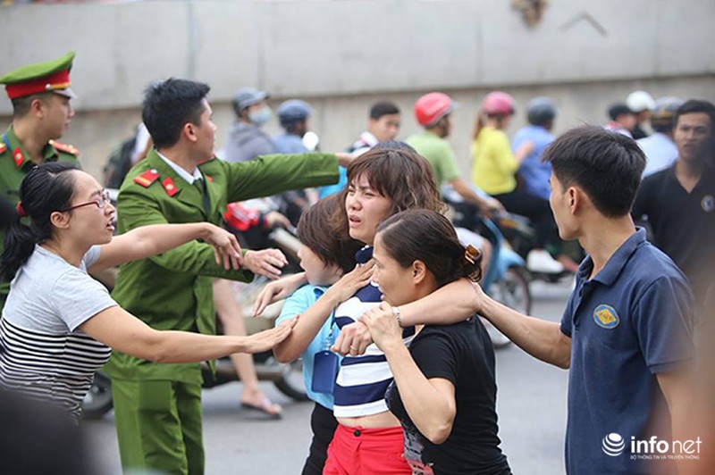 Cháy kho hóa chất, lửa lan sang các nhà bên cạnh - ảnh 2