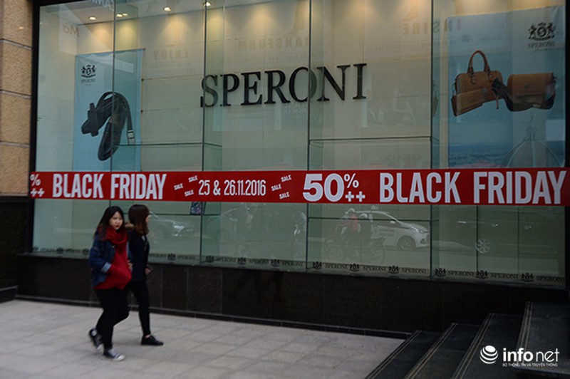 Người dân Hà Nội xếp hàng dài chờ mua đồ trong ngày Black Friday - ảnh 1