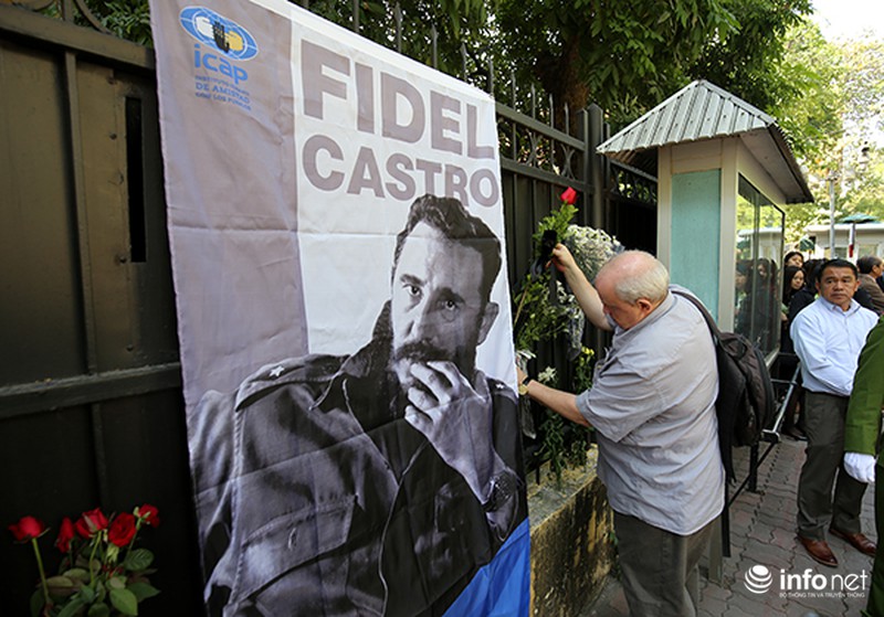 Lãnh đạo Đảng, Nhà nước và người dân Việt Nam đến viếng lãnh tụ Fidel Castro - ảnh 9
