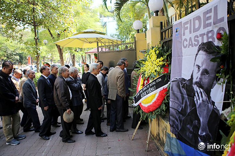 Lãnh đạo Đảng, Nhà nước và người dân Việt Nam đến viếng lãnh tụ Fidel Castro - ảnh 10