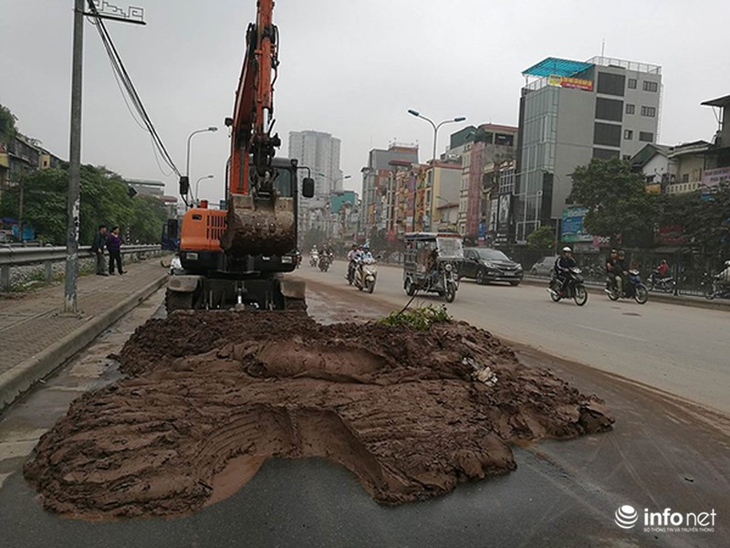 Đường Giải Phóng bị ách tắc, nhiều người gặp nạn vì... bùn thải tràn lan - ảnh 3