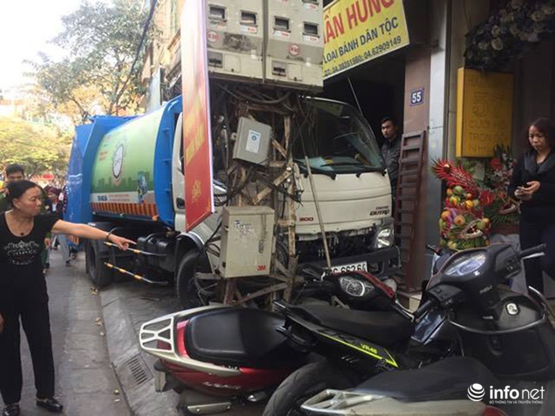 Hà Nội: Xe môi trường mất lái