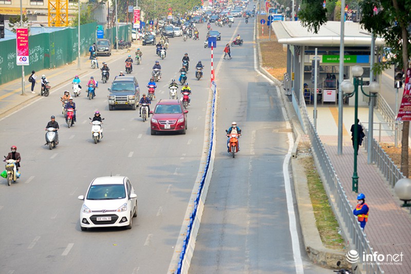 Hà Nội: Đường vắng hay tắc, có dải phân cách cứng, BRT vẫn bị chiếm làn - ảnh 1