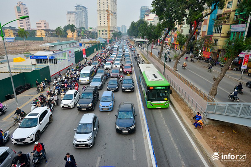 Hà Nội: Đường vắng hay tắc, có dải phân cách cứng, BRT vẫn bị chiếm làn - ảnh 2