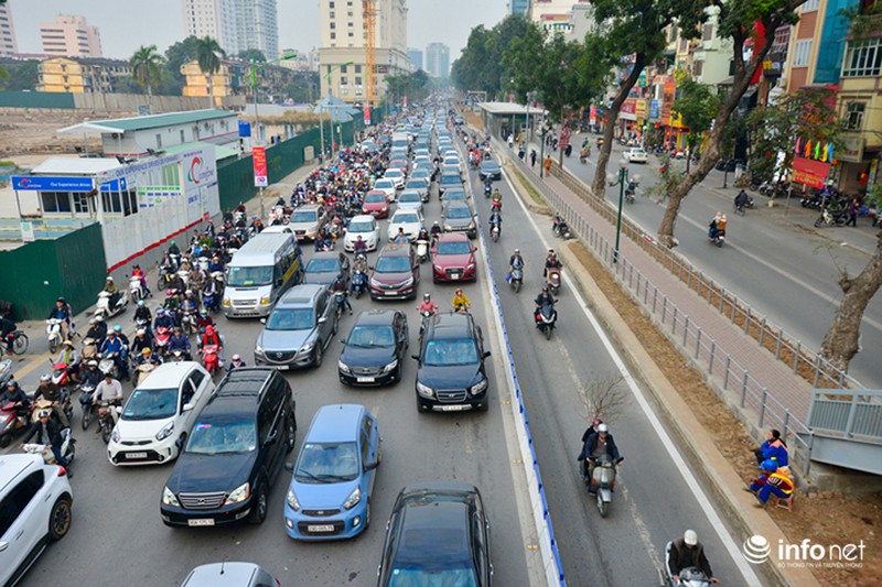 Hà Nội: Đường vắng hay tắc, có dải phân cách cứng, BRT vẫn bị chiếm làn - ảnh 3
