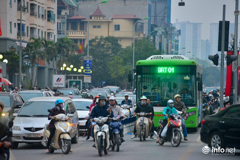 Hà Nội: Đường vắng hay tắc, có dải phân cách cứng, BRT vẫn bị chiếm làn - ảnh 12