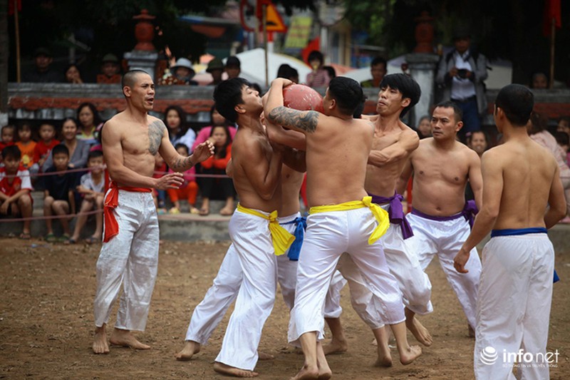 Trai tráng cởi trần tranh giành cầu gỗ - ảnh 1