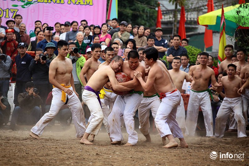 Trai tráng cởi trần tranh giành cầu gỗ - ảnh 2