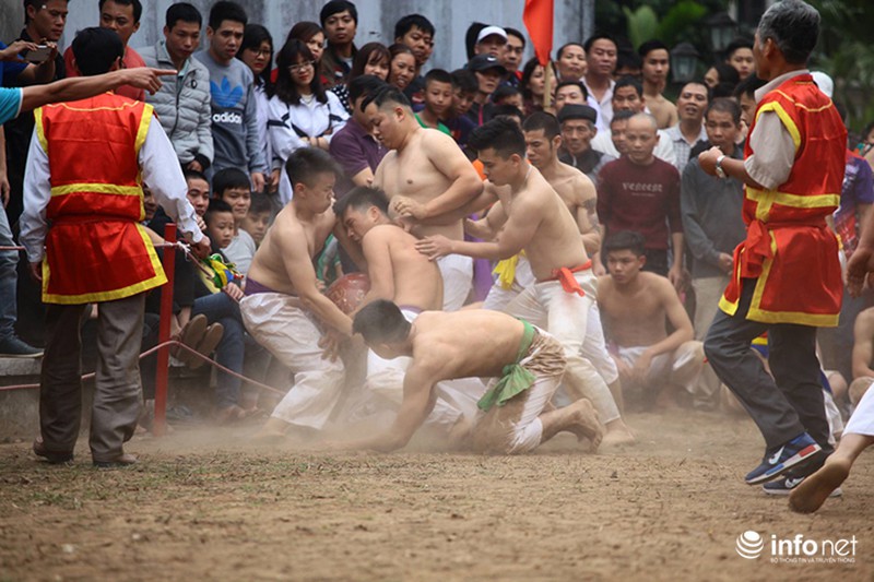 Trai tráng cởi trần tranh giành cầu gỗ - ảnh 3