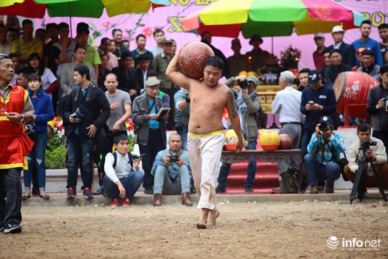 Trai tráng cởi trần tranh giành cầu gỗ - ảnh 4