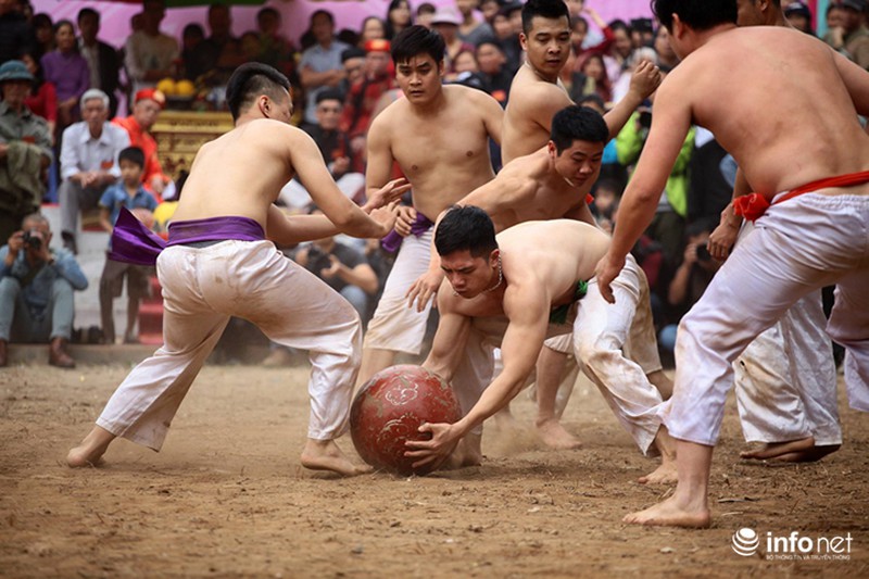 Trai tráng cởi trần tranh giành cầu gỗ - ảnh 5