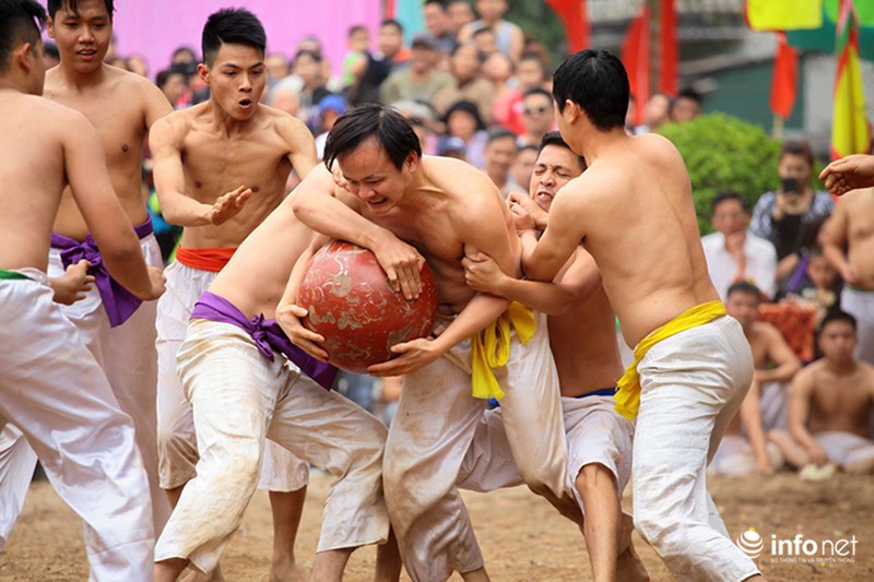 Trai tráng cởi trần tranh giành cầu gỗ - ảnh 6