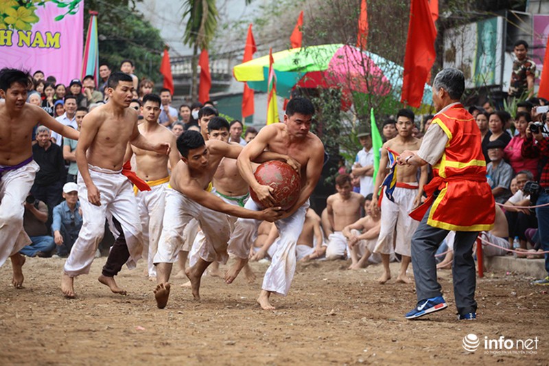 Trai tráng cởi trần tranh giành cầu gỗ - ảnh 7