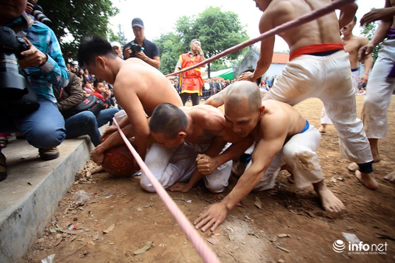Trai tráng cởi trần tranh giành cầu gỗ - ảnh 8
