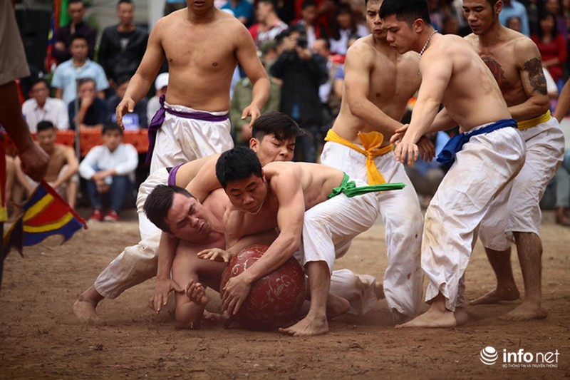 Trai tráng cởi trần tranh giành cầu gỗ - ảnh 9