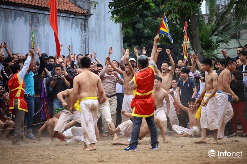 Trai tráng cởi trần tranh giành cầu gỗ - ảnh 10