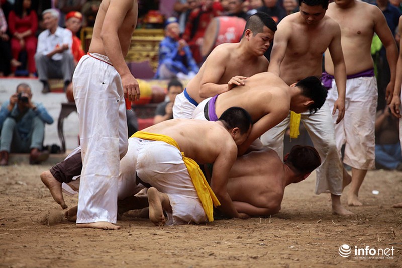 Trai tráng cởi trần tranh giành cầu gỗ - ảnh 11