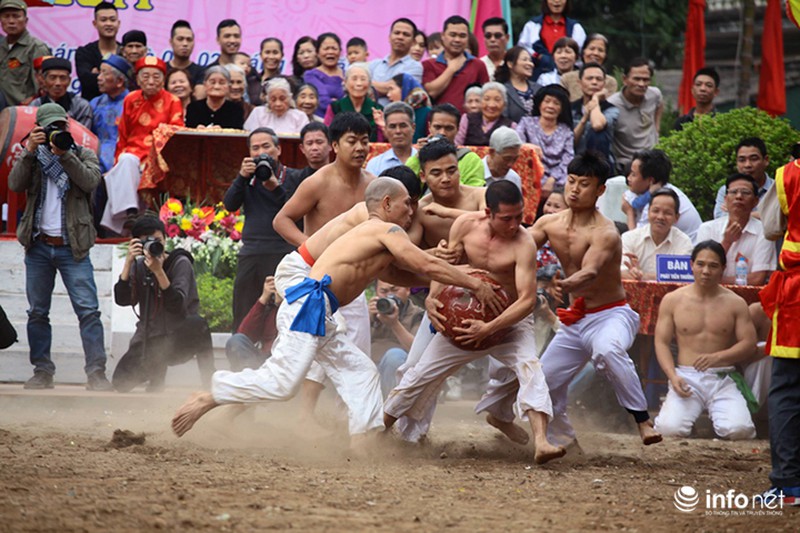 Trai tráng cởi trần tranh giành cầu gỗ - ảnh 12