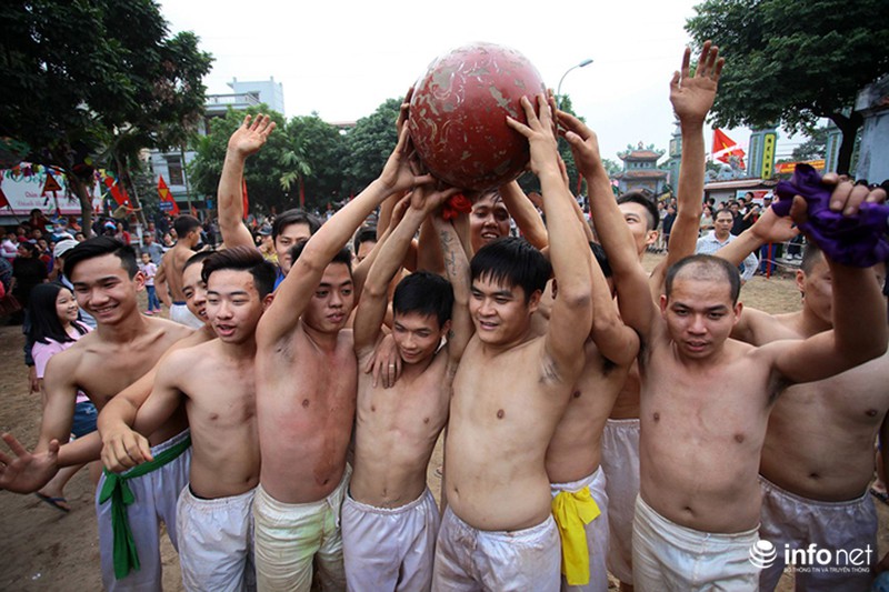 Trai tráng cởi trần tranh giành cầu gỗ - ảnh 13