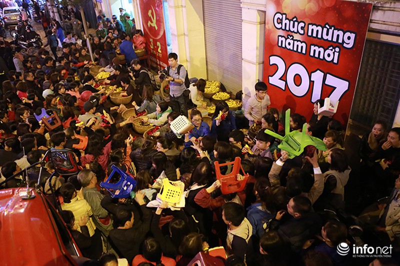 Người dân ngồi tràn ra đường làm lễ giải hạn tại đình Phúc Khánh - ảnh 10