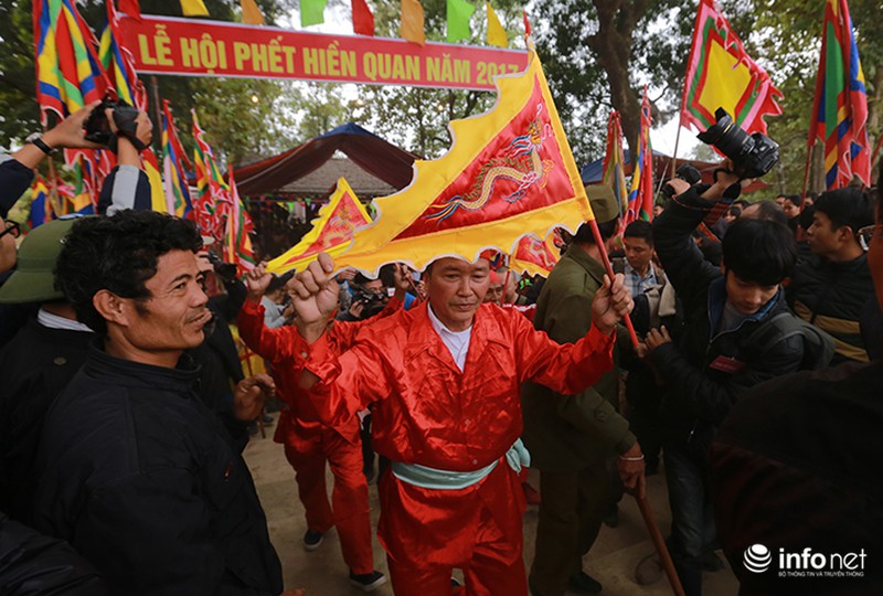 Trai làng vật nhau dưới nước trong hội cướp phết Hiền Quan - ảnh 1