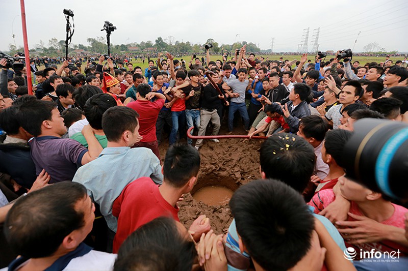 Trai làng vật nhau dưới nước trong hội cướp phết Hiền Quan - ảnh 3