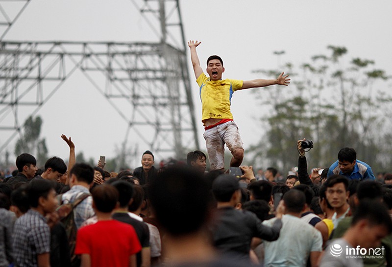 Trai làng vật nhau dưới nước trong hội cướp phết Hiền Quan - ảnh 5